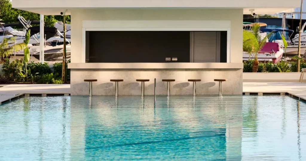 Poolbar im Sunrise Emerald Protaras direkt am Swimmingpool mit Sitzpl&auml;tzen im Wasser