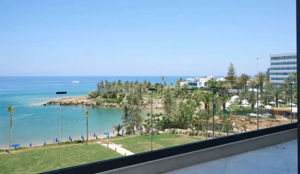 Blick vom Balkon des Sunrise Emerald Protaras auf die Sandbucht und das Mittelmeer in Zypern