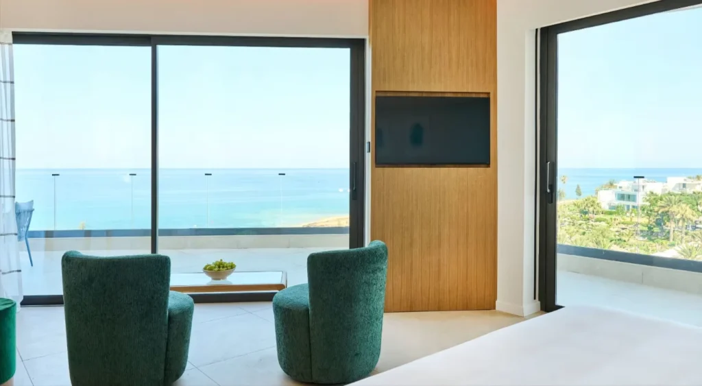 Moderne Suite im Sunrise Emerald Protaras mit bodentiefen Fenstern und Meerblick auf das Mittelmeer