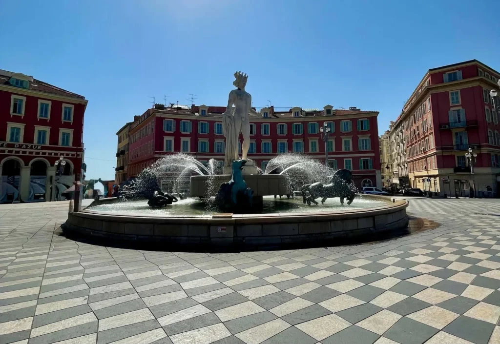 Fontaine du Soleil auf der Place Masséna in Nizza bei blauem Himmel
