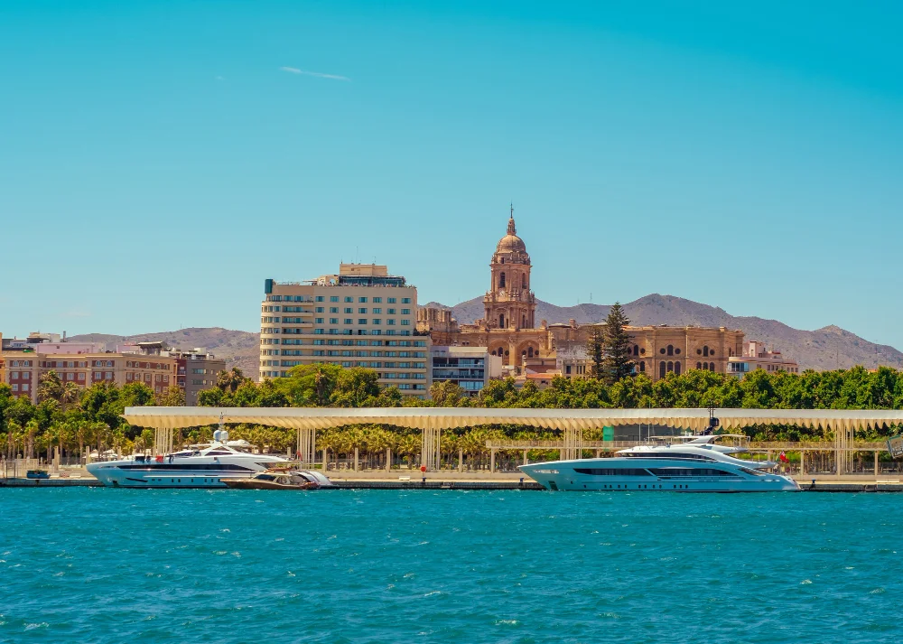 Hafen von Málaga mit Yachten, Kathedrale und blauem Mittelmeer