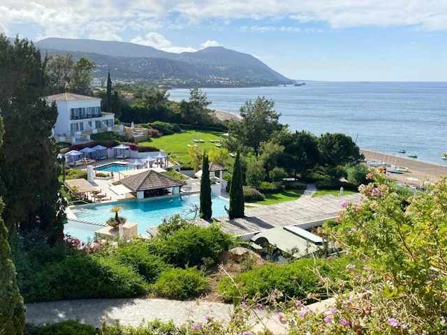 Küstenlandschaft bei Paphos auf Zypern mit Pool, Meer und grünen Hügeln