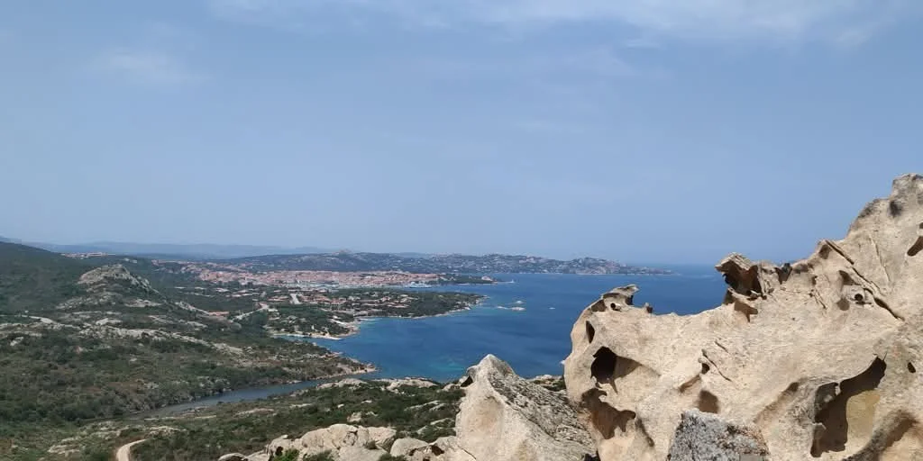 Küstenlandschaft auf Sardinien mit Felsen und blauem Mittelmeer