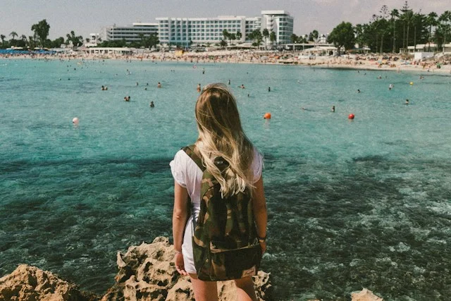 Reisende am Nissi Beach bei Ayia Napa auf Zypern mit türkisblauem Meer