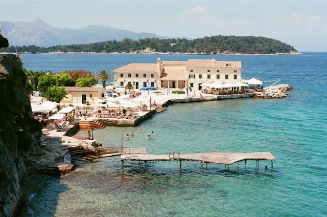 Küste von Korfu mit türkisblauem Meer und grüner Landschaft