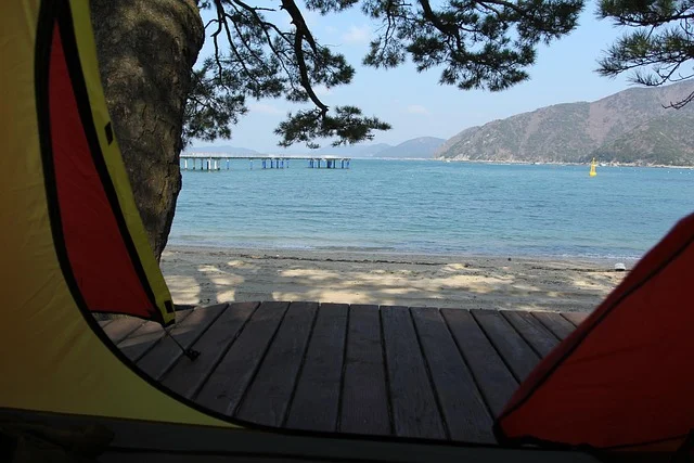 Camping am Meer – Blick aus dem Zelt auf die Küste