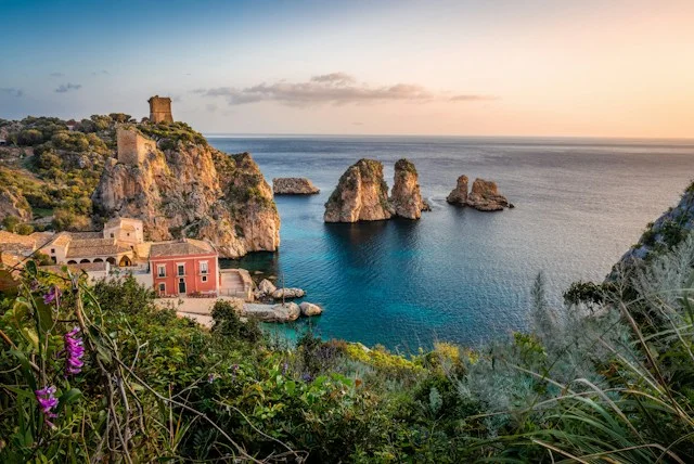 Tonnara di Scopello mit Felsen und türkisblauem Meer auf Sizilien
